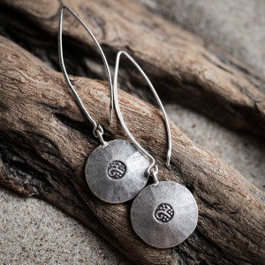 Długie kolczyki wiszące z wybitym zdobieniem etnicznym