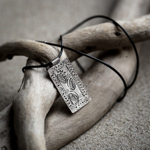 Naszyjnik etniczny ze srebrną zawieszką