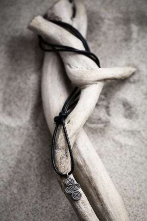 Naszyjnik z etnicznym wisiorkiem w spirale