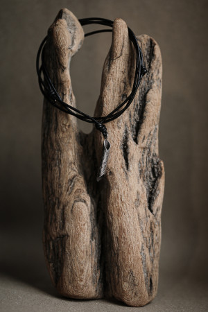 Naszyjnik z wybitym ręcznie zdobieniem