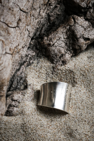 Prosta szeroka obrączka z jasnego satynowego srebra