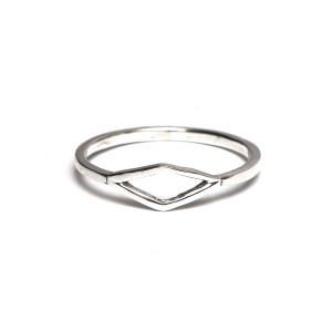 Wąski pierścionek srebrny z rombem