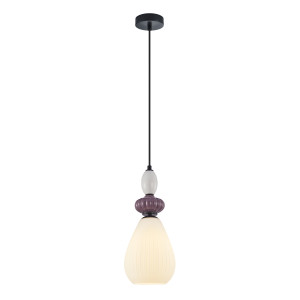 Lampa wisząca Domali z ceramicznymi dodatkami w kolorze jasnoszarym i fioletowym obsługuje źródło światła E27 do 40W oraz IP20.