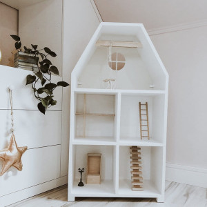 Drewniany domek dla lalek z antresolą i huśtawką