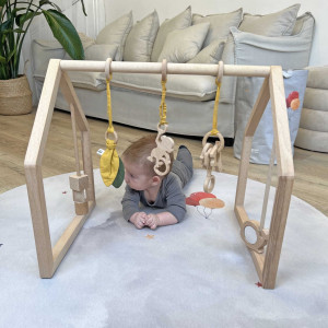 Drewniany stojak edukacyjny Baby Gym Mustard Green