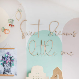 Drewniany napis Sweet Dreams Little One – dekoracja do pokoju dziecka