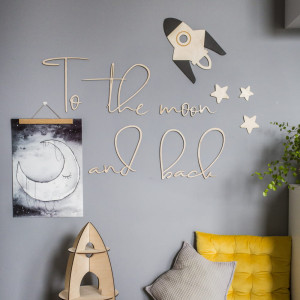 Drewniany napis To The Moon And Back – dekoracja do pokoju dziecka