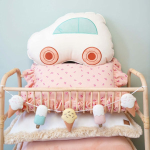 Poduszka dekoracyjna autko "Pudrowa mięta"