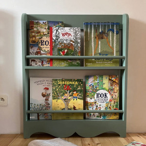 Mała drewniana biblioteczka z rustykalnym wzorem do pokoju dziecka