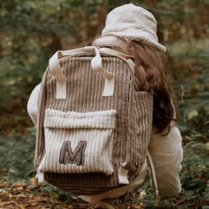 Sztruksowy plecak dla dzieci z literką – duży, kolor Sugar Brown