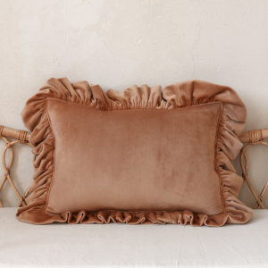 Poduszka dekoracyjna soft welwet z falbanką “Karmel”