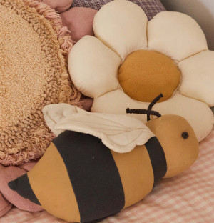 Poduszka dekoracyjna pszczoła Buzzy Bee, Planet Bee, Lorena Canals