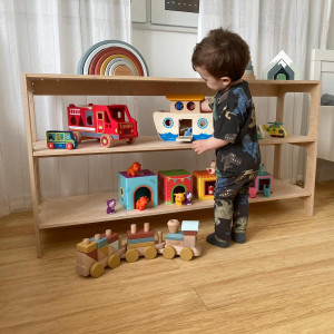 Regał dla dzieci na zabawki i pomoce Montessori