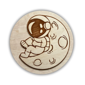 Drewniana lampka nocna „Astronauta na Księżycu” – kreatywna dekoracja do pokoju dziecka