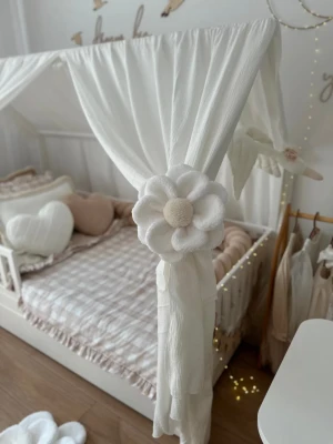 Kwiatek Teddy – ozdobna dekoracja z baranka do pokoju dziecka