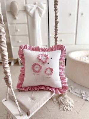 Poduszka z falbanką i kwiatami - kolory do wyboru
