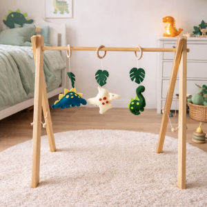 Baby Gym Dinozaury – drewniany stojak Montessori dla niemowląt