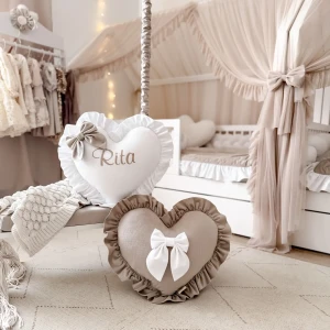 Personalizowana poduszka serce z falbanką i kokardką
