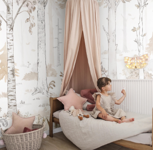 Tapeta HELLO FOREST - beige - dziecięca tapeta z leśnym pejzażem