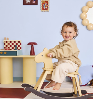 Kid's Concept żółty drewniany konik na biegunach – klasyczna zabawka w skandynawskim stylu