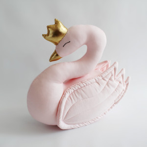 Łabędź różowy ze złotą koroną