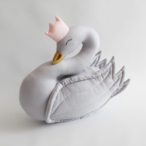 Łabędź szary z różową koroną