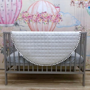 Biała mata z białymi pomponami