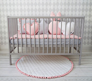 Biała mata w szare kropki z różowymi pomponami