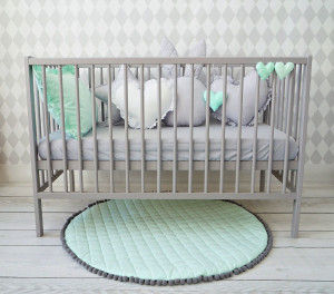 Miętowa mata z szarymi pomponami