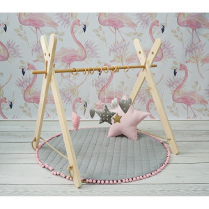 Szara mata z różowymi pomponami