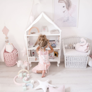 Drewniany domek dla lalek na nogach ludwikowskich Charlotte