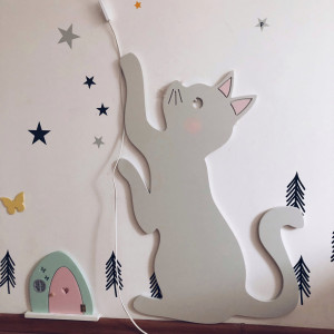Kotek Kitty – drewniana dekoracja ścienna do pokoju dziecka