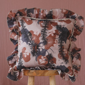 Poszewka z falbanką "Still here"