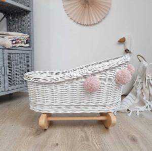 Wiklinowa kołyska dla lalek biała z pomponami