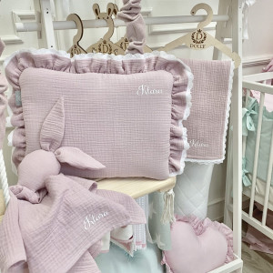 Płaska muślinowa poduszka z falbanką i koronką