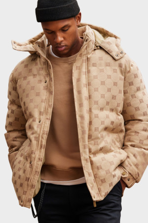 Żakardowa wzorzysta kurtka męska typu puffer– brązowa V2 OM-JAHP-0195