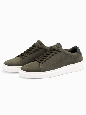Męskie klasyczne buty sneakersy z miękkiego zamszu – ciemnooliwkowe V3 OM-FOCS-0163