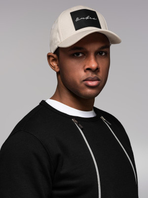 Męska czapka z daszkiem bejsbolówka z dużą naszywką – kremowa V4 OM-ACCS-0101