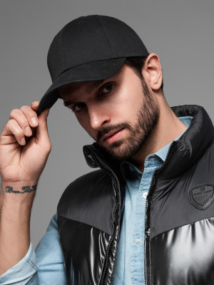 Męska czapka bejsbolówka z daszkiem i ozdobnym haftem – czarna V1 OM-ACCS-0102