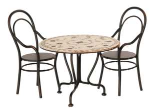 Stolik z Krzesłami - Dining Table Set With 2 Chairs - Akcesoria dla Lalek - Maileg