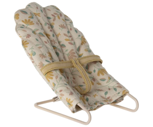Leżaczek w kwiatki - babysitter micro - akcesoria dla lalek - maileg