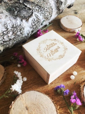 Drewniana skrzyneczka na obrączki 10x10x4,5 - grawerowana