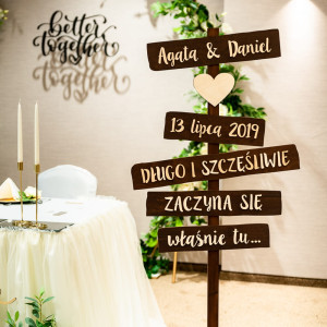 Drewniany drogowskaz ślubny