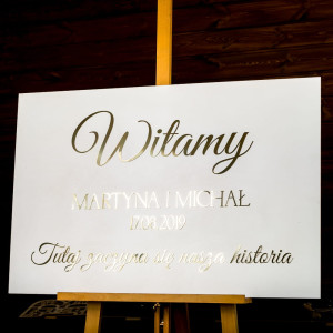 Tablica powitalna 60x80 "Witamy, Tutaj zaczyna się nasza historia" z lustrzanymi literami