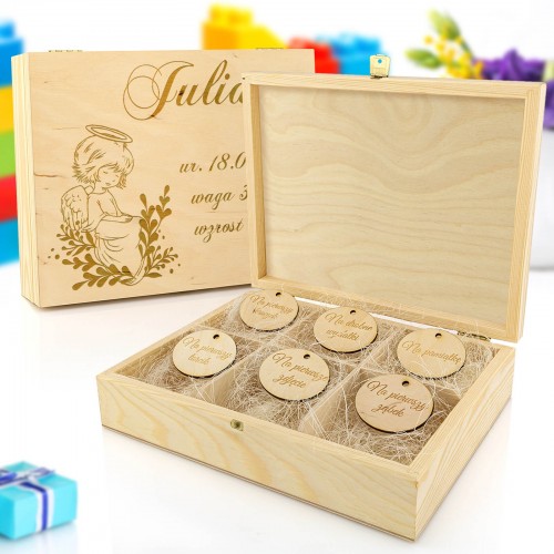 Drewniana szkatułka na upominki z okazji chrztu z personalizacją