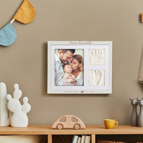 Ramka 3D z odlewem gipsowym i grawerem na chrzest - Małe stópki