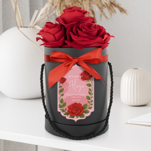 Flower box ze sztucznymi różami na rocznicę zaręczyn - Miłosna magia