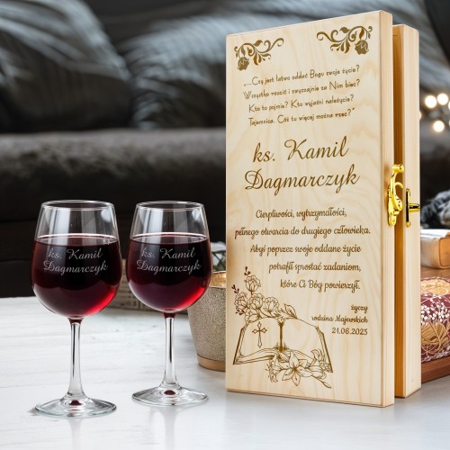 Skrzynka na wino i kieliszki z grawerem dla księdza - Kapłan