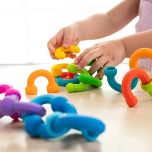 Fat Brain Toys zabawka sensoryczna do rozwoju małej motoryki Plip Links