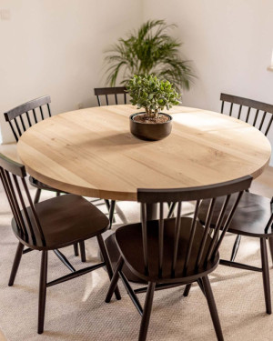 100% Holz Runder Esstisch mit Rohrgestell.